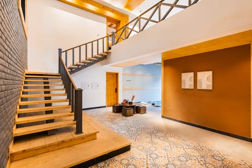 The Retreat Villa | 4-BHK Hillside Retreat with Indoor Pool, Jacuzzis | Near Kasauli Hill Station – 4 bedroom villa in Kasauli, Himachal Pradesh