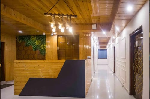 Pine Shadow Fuchsia | Hillside Retreat With Picturesque Balcony & Restaurant – 1 bedroom villa in Shimla, Himachal Pradesh