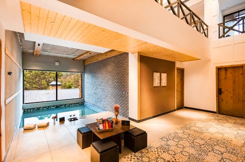 The Retreat Villa | 4-BHK Hillside Retreat with Indoor Pool, Jacuzzis | Near Kasauli Hill Station – 4 bedroom villa in Kasauli, Himachal Pradesh