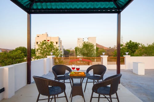 Parvam Retreat | Charming Pet-friendly 2-BHK Villa With Private Pool, Garden, Terrace & Aravali Hill Views – 2 bedroom villa in Udaipur, Rajasthan