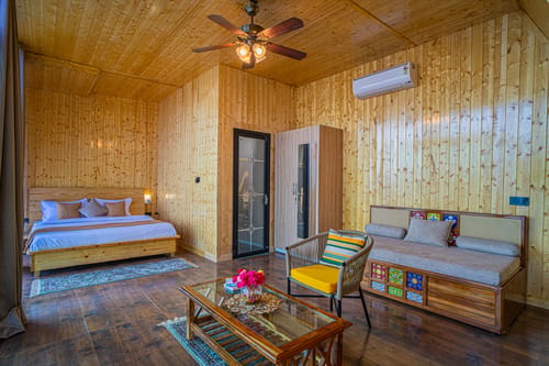 Echo By The Lakes | Lake-View Pet-friendly 2-Bedroom Retreat With Common Garden & Game Zone – 2 bedroom villa in Nainital, Uttarakhand