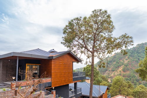 The Retreat Villa | 4-BHK Hillside Retreat with Indoor Pool, Jacuzzis | Near Kasauli Hill Station – 4 bedroom villa in Kasauli, Himachal Pradesh