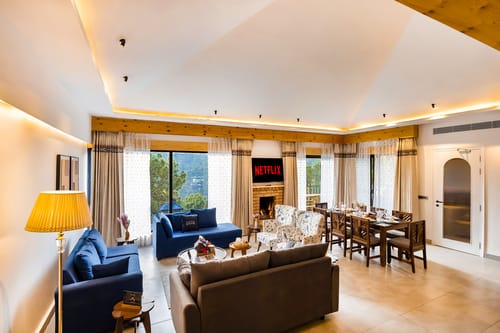 The Retreat Villa | 4-BHK Hillside Retreat with Indoor Pool, Jacuzzis | Near Kasauli Hill Station – 4 bedroom villa in Kasauli, Himachal Pradesh
