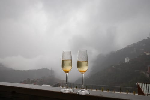 Cliff Zen | 2-BHK | Kitchen | Outdoor Sitting Area | Lift – 2 bedroom villa in Shimla, Himachal Pradesh
