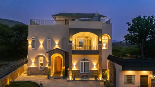 Vaikunth Villa | 3 BHK Getaway with Rooftop Pool, Sit-out Area, Jacuzzi, Scenic Lake & Hill Views – 3 bedroom villa in Udaipur, Rajasthan