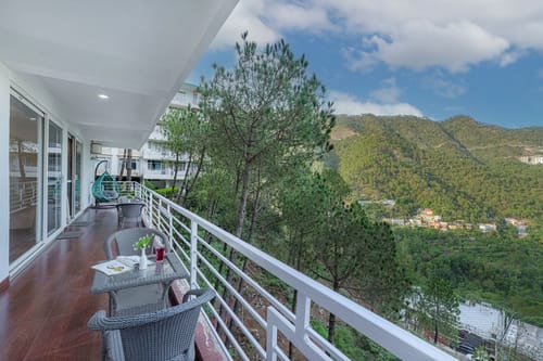 Pinnacle | Hilltop 3-BHK Apartment with Picturesque Balcony & Scenic Views  – 3 bedroom villa in Kasauli, Himachal Pradesh