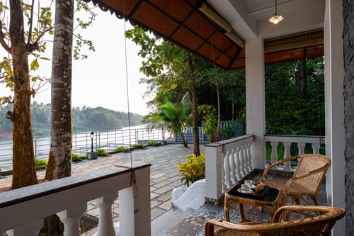 Vintage Retreat | 5-BHK Riverfront Heritage Villa With Speed Boat, Ayurvedic Spa & Cultural-Themed Rooms Near Malayattoor – 5 bedroom villa in Kochi, Kerala