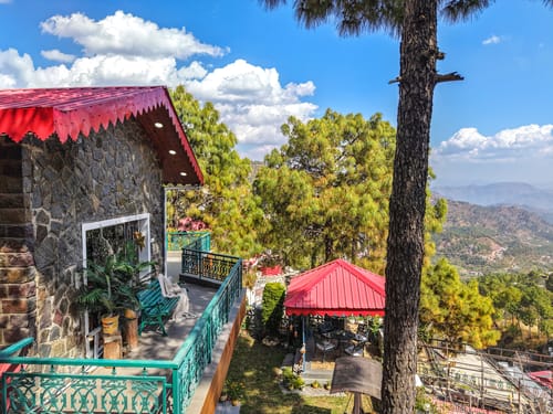 Aaram Bagh | Pet-friendly 4-BHK Escape Amid Pine Forests with Valley Views Near Kasauli – 4 bedroom villa in Kasauli, Himachal Pradesh