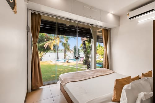 Glass River Retreat | 4-BHK Riverside Getaway with Private Pool, Lakeside Sit-Out & Lounge Area Near Aluva Railway & Metro Station – 4 bedroom villa in Kochi, Kerala