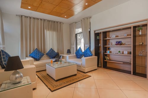 Golden Meadow Villa | Pet-friendly Hillside 3-BHK Retreat With Outdoor Lounge, Balcony & Scenic Views – 3 bedroom villa in Kasauli, Himachal Pradesh