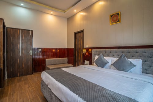 Impreza Luxury Stays Deluxe Room | Pet-friendly 1-Room Retreat With Common Lounge Area, Garden, Verandah & Restro – 1 bedroom villa in Dehradun, Uttarakhand