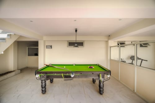The Ridgeview Retreat Olivia | Pet-friendly Room with Private Balcony, Common  Lounge & Restro | Close to Naldehra – 1 bedroom villa in Shimla, Himachal Pradesh