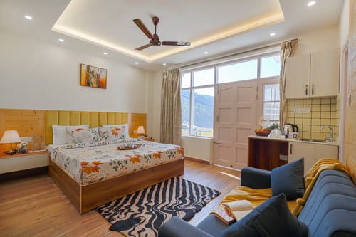 Hillshades | 3 BHK with Sit-out Area, Shared Pool, Restaurant, Game Zone and Scenic Hill Views – 3 bedroom villa in Kasauli, Himachal Pradesh