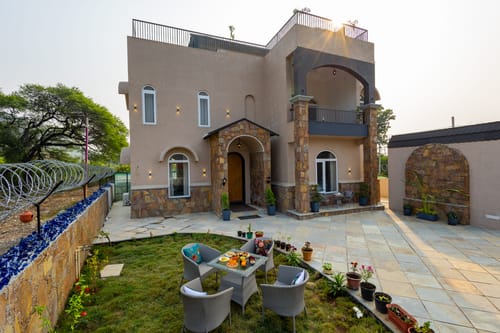 Vaikunth Villa | 3 BHK Getaway with Rooftop Pool, Sit-out Area, Jacuzzi, Scenic Lake & Hill Views – 3 bedroom villa in Udaipur, Rajasthan