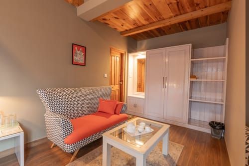 4 Rooms @ Tulip Terraces