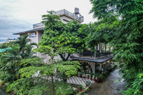 Impreza Luxury Stays Classic Room | Pet-friendly 1-Room Retreat With Common Lounge Area, Garden, Verandah & Restro – 1 bedroom villa in Dehradun, Uttarakhand