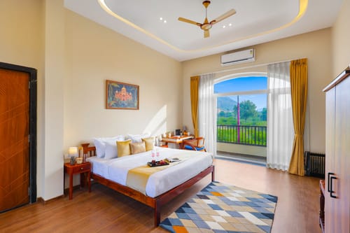 Vaikunth Villa | 3 BHK Getaway with Rooftop Pool, Sit-out Area, Jacuzzi, Scenic Lake & Hill Views – 3 bedroom villa in Udaipur, Rajasthan