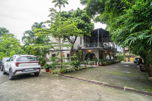 Impreza Luxury Stays Deluxe Room | Pet-friendly 1-Room Retreat With Common Lounge Area, Garden, Verandah & Restro – 1 bedroom villa in Dehradun, Uttarakhand