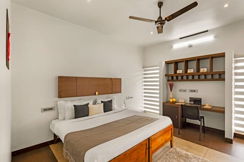 Glass River Retreat | 4-BHK Riverside Getaway with Private Pool, Lakeside Sit-Out & Lounge Area Near Aluva Railway & Metro Station – 4 bedroom villa in Kochi, Kerala