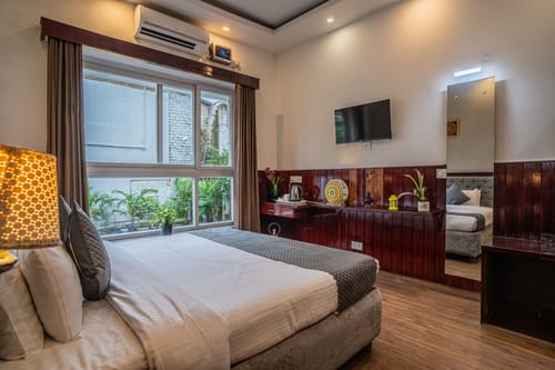 Impreza Luxury Stays Deluxe Room | Pet-friendly 1-Room Retreat With Common Lounge Area, Garden, Verandah & Restro – 1 bedroom villa in Dehradun, Uttarakhand