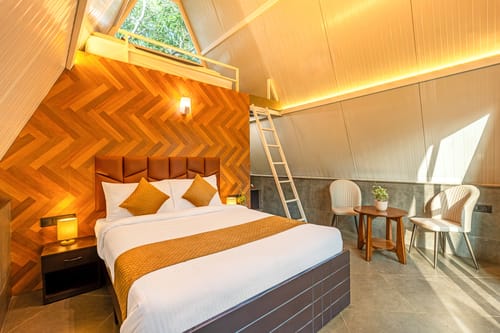 Inara Retreat | Pet-Friendly 1- Cottage with a Mezzanine Loft, Shared Pool, and Garden – 1 bedroom villa in Bengaluru, Karnataka