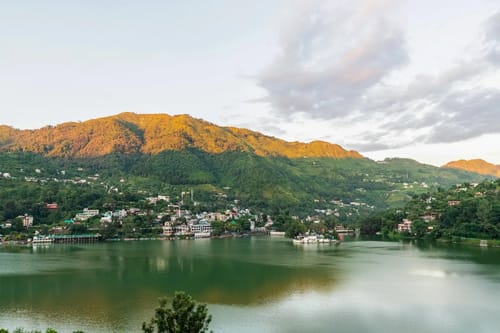 Lakeview Manor | Charming 5-BHK Lakeside Retreat With Garden & Balconies – 5 bedroom villa in Nainital, Uttarakhand