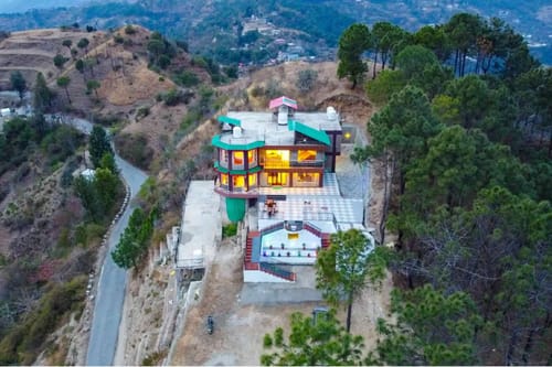 Pine Shadow Fuchsia | Hillside Retreat With Picturesque Balcony & Restaurant – 1 bedroom villa in Shimla, Himachal Pradesh