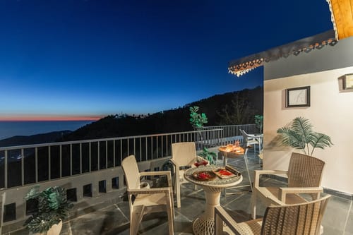 Evara | Pet-friendly 2-BHK Hilltop Hideaway With Balcony, Fireplace & Views – 2 bedroom villa in Mussoorie, Uttarakhand