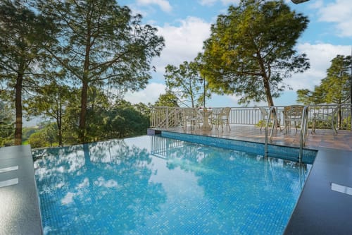 Golden Meadow Villa | Pet-friendly Hillside 3-BHK Retreat With Outdoor Lounge, Balcony & Scenic Views – 3 bedroom villa in Kasauli, Himachal Pradesh