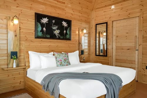 Top Tibba - Wooden Cabin with balcony & garden – 1 bedroom villa in Mussoorie, Uttarakhand