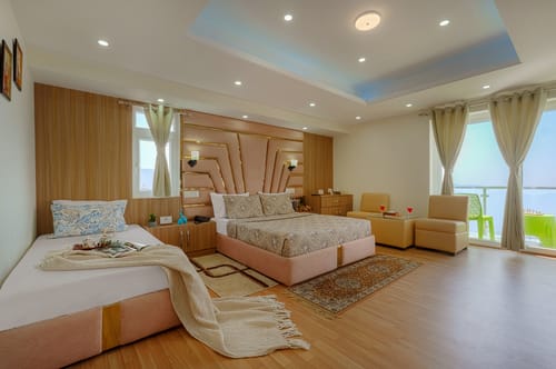 The Ridgeview Retreat Arabella | Pet-friendly Hillside Room with Private Balcony & Bathtub, Common Recreation Zone, Lounge & Restro | Close to Naldehra  – 1 bedroom villa in Shimla, Himachal Pradesh