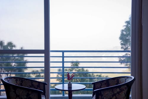 Skyline Grove | Stylish 3-BHK Apt With Scenic Views – 3 bedroom villa in Kasauli, Himachal Pradesh
