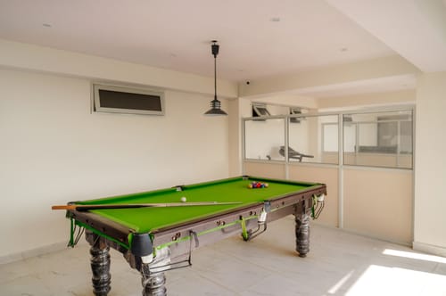 The Ridgeview Retreat Olivia | Pet-friendly Room with Private Balcony, Common  Lounge & Restro | Close to Naldehra – 1 bedroom villa in Shimla, Himachal Pradesh