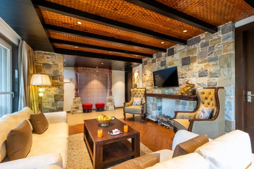 Shukrana 4BHK Luxury Retreat | Mall Road