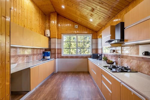Hill Top Farmstead | Heritage 3-BHK English-Style Villa With Balcony, Gazebo & Stunning Hill Views – 3 bedroom villa in Shimla, Himachal Pradesh