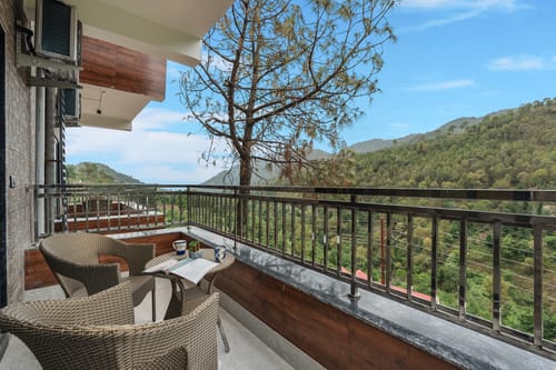Panchvati Veloraa | Spacious Pet-Friendly 6-BHK Apartment | Scenic Views & Sit-Out Area – 6 bedroom villa in Kasauli, Himachal Pradesh