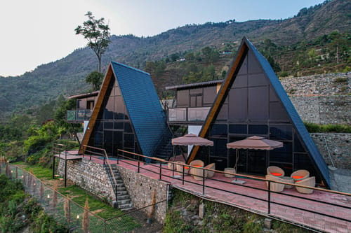 Echo By The Lakes | Lake-View Pet-friendly 2-Bedroom Retreat With Common Garden & Game Zone – 2 bedroom villa in Nainital, Uttarakhand