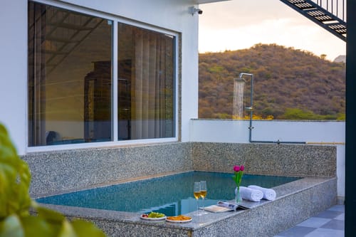 Kasturi Villa | 6-BHK Pet-Friendly Villa Near Sajjangarh Palace With Plunge Pool & Terrace – 6 bedroom villa in Udaipur, Rajasthan