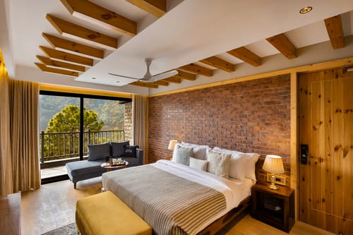 The Retreat Villa | 4-BHK Hillside Retreat with Indoor Pool, Jacuzzis | Near Kasauli Hill Station – 4 bedroom villa in Kasauli, Himachal Pradesh