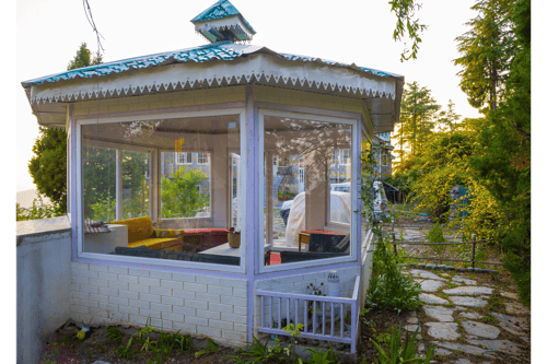 Hill Top Farmstead | Heritage 3-BHK English-Style Villa With Balcony, Gazebo & Stunning Hill Views – 3 bedroom villa in Shimla, Himachal Pradesh