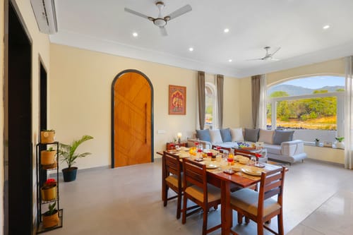 Vaikunth Villa | 3 BHK Getaway with Rooftop Pool, Sit-out Area, Jacuzzi, Scenic Lake & Hill Views – 3 bedroom villa in Udaipur, Rajasthan