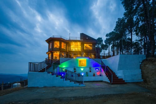 Pine Shadow Fuchsia | Pet-friendly Hillside Retreat With Picturesque Balcony & Restaurant – 1 bedroom villa in Shimla, Himachal Pradesh