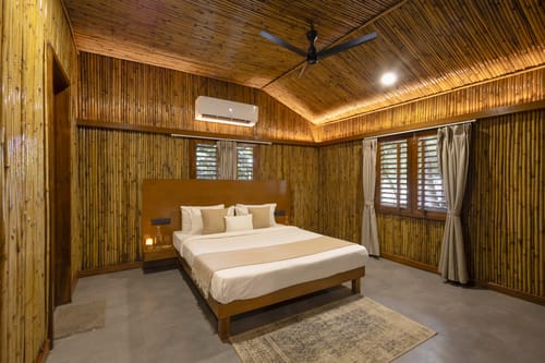 Timber Premium Suite | Pet-friendly Bamboo Cottage with Pvt Verandah, Lounge & Shared Outdoor seating & Restaurant – 1 bedroom villa in Igatpuri, Maharashtra