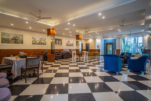 Impreza Luxury Stays Classic Room | Pet-friendly 1-Room Retreat With Common Lounge Area, Garden, Verandah & Restro – 1 bedroom villa in Dehradun, Uttarakhand