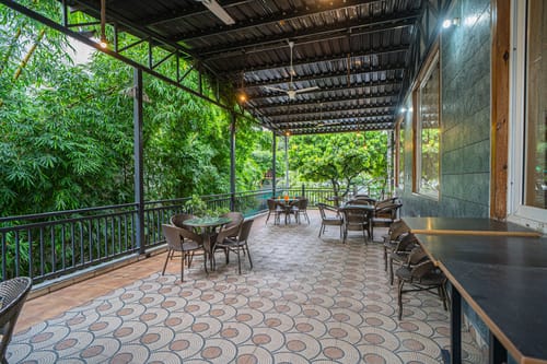 Impreza Luxury Stays Deluxe Room | Pet-friendly 1-Room Retreat With Common Lounge Area, Garden, Verandah & Restro – 1 bedroom villa in Dehradun, Uttarakhand