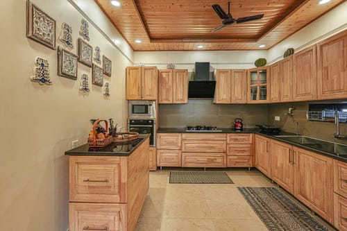 Aaram Bagh | Pet-friendly 4-BHK Escape Amid Pine Forests with Valley Views Near Kasauli – 4 bedroom villa in Kasauli, Himachal Pradesh