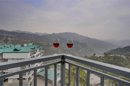 Serene Woods Hotel | 1-Room Escape With Hill Views & In-House Restro – 1 bedroom villa in Kasauli, Himachal Pradesh