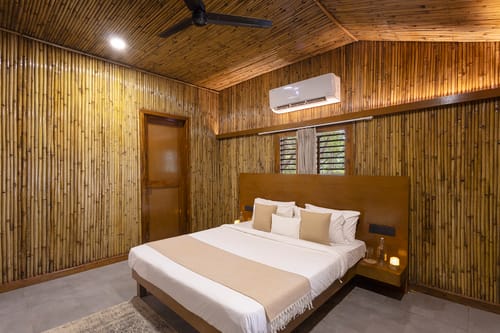 Timber Premium Suite | Pet-friendly Bamboo Cottage with Pvt Verandah, Lounge & Shared Outdoor seating & Restaurant – 1 bedroom villa in Igatpuri, Maharashtra