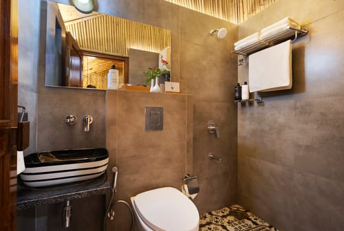 Timber Standard Suite | Pet-friendly Bamboo Cottage with Pvt Sit-Out Area & Shared Dining – 1 bedroom villa in Igatpuri, Maharashtra