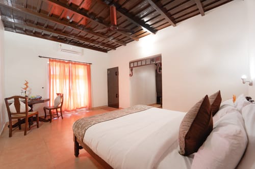 Vembanad House | Lakeside Heritage 4-Bedroom Retreat with Garden & Outdoor Sitting Area – 4 bedroom villa in Alappuzha, Kerala